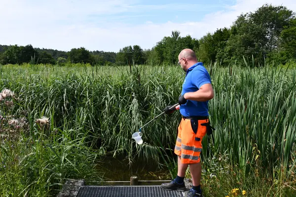 Entnahme einer Wasserprobe